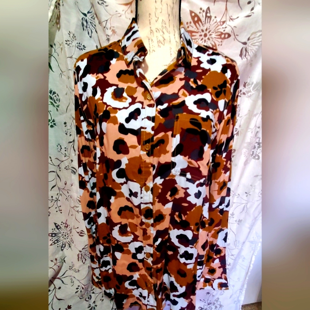 Beachlunchloung long sleeve camo print blouse.